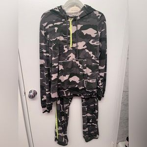Honey Punch Camo Sweatshirt and sweat pants. Both size Large.